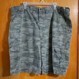 Men's Size 48 Wrangler Green Camo Cargo Shorts.